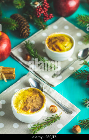Weihnachten und Neujahr Zusammensetzung mit süßen köstlichen Äpfel Dessert, fichte Äste, Besteck auf blau türkis Holztisch Oberfläche, kopieren Spice, H Stockfoto