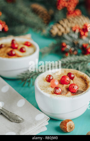Weihnachten und Neujahr Zusammensetzung mit süßen köstlichen Äpfel Dessert, fichte Äste, Besteck auf blau türkis Holztisch Oberfläche, kopieren Spice, H Stockfoto