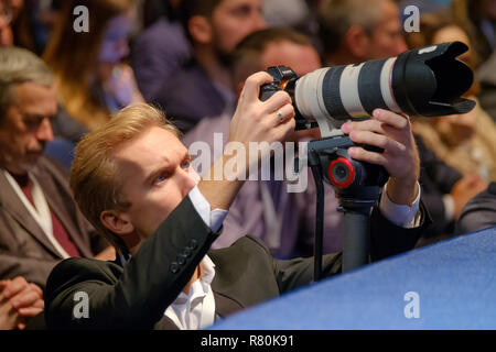 Moskau, Russland - 28. März 2018: Professioneller Fotograf arbeitet bei Business Konferenz Stockfoto