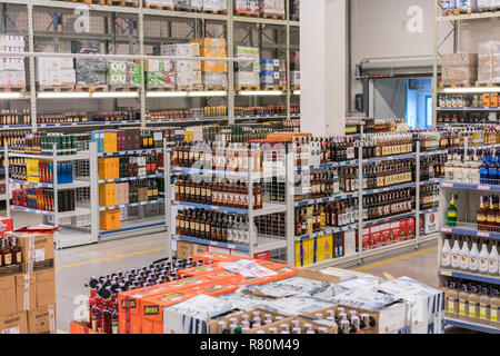 Kiew, Ukraine. 28. August 2018. Regale mit unzähligen Flaschen Wein im Wein Shop in der Innenstadt. Alkohol Produkte in den Regalen in der hyperm Stockfoto