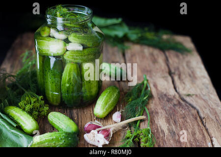 Glas mit Pickles. gherkin Stockfoto