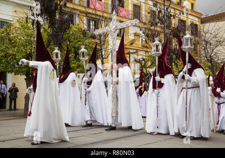 Büßer in der Semana Santa (Karwoche) von Sevilla. Sevilla Provinz, Andalusa, Spanien. Stockfoto