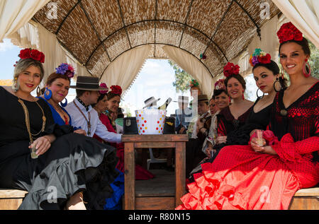 Die Frauen, die schön gefärbten gypsy Kleider und kleidete sich Männer während des jährlichen Pfingstwallfahrt von El Rocio. Der Provinz Huelva, Andalusien, Spanien. Stockfoto