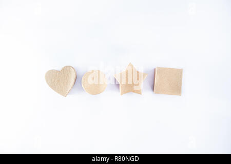 Reihe von recyceltem Handwerk Papier Geschenkboxen in Form von Sternen, Herzen, quadratischer und runder Kreis auf weißem Hintergrund. Recycling und Wiederverwendung Konzept. T Stockfoto
