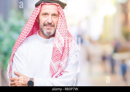 Senior arabischen Mann mit kufiya über isolierte Hintergrund mit ernsten Gesichtsausdruck. Einfache und natürliche in die Kamera schaut. Stockfoto