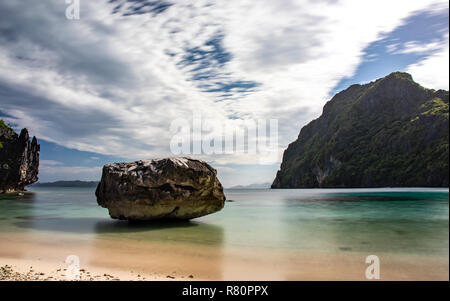 Felsen im Wasser im Archipel der Bacuit in Philippinen Stockfoto