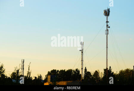 Antennen der zellulären Kommunikation vor dem Hintergrund Stockfoto