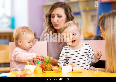 Kinder Kleinkinder Junge und Mädchen spielen im kindrgarten Stockfoto