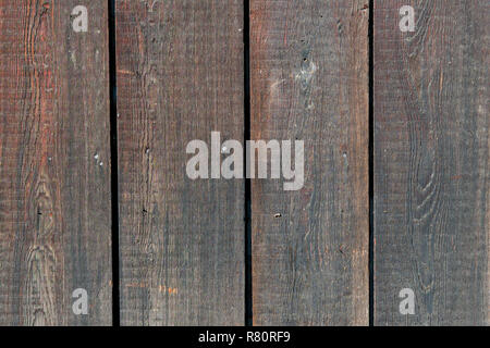 Dunklen alten Holztisch. Dunkel Braun Natur Holzbretter mit Schlitzen. Stockfoto