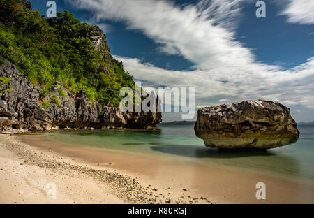 Felsen im Wasser im Archipel der Bacuit in Philippinen Stockfoto