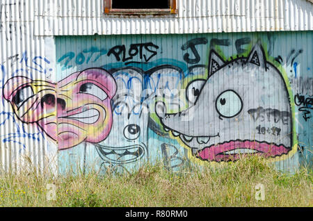 Graffiti auf Verfallenen Scheune, Messenger, Mount Taranaki, North Island, Neuseeland Stockfoto