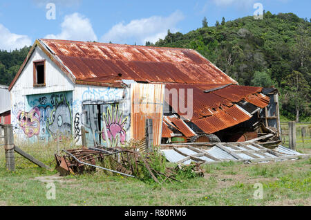 Graffiti auf Verfallenen Scheune, Messenger, Mount Taranaki, North Island, Neuseeland Stockfoto