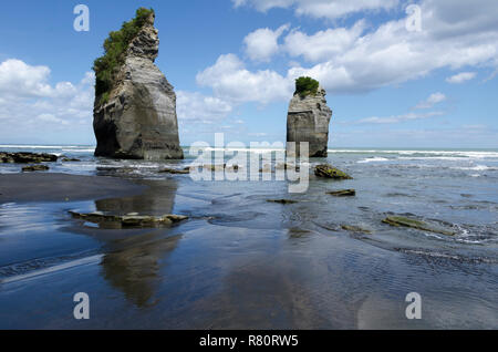 Rock Säulen, drei Schwestern, Tongaporutu, Taranaki, North Island, Neuseeland Stockfoto