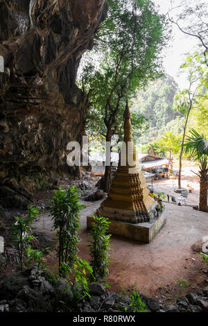 HPA-AN, MYANMAR - 19. NOVEMBER 2018: Vertikale Bild von außen Sadan Höhle mit Natur und Pagode, wichtige Wahrzeichen von Hpa-An, Myanmar Stockfoto