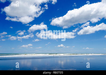 Weiße Wolken und blauer Himmel über verlassenen Strand, in der Nähe von drei Schwestern, Tongaporutu, Taranaki, North Island, Neuseeland Stockfoto