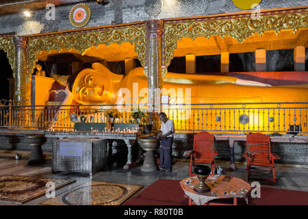 HPA-AN, MYANMAR - 19. NOVEMBER 2018: Horizontale Bild der zurückgelehnten Buddha Statue im sadan Höhle, wichtige religiöse Stätte der Hpa-An, Myanmar Stockfoto