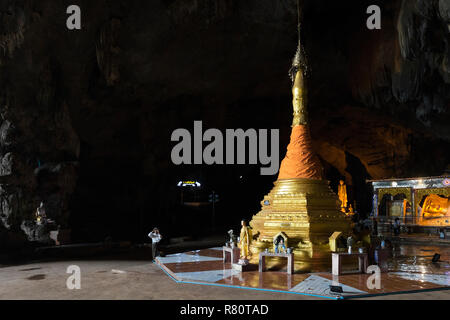 HPA-AN, MYANMAR - 19. NOVEMBER 2018: Horizontale Bild der Pagode mit dunklem Hintergrund innen Sadan Höhle, wichtige Wahrzeichen von Hpa-An, Myanmar Stockfoto