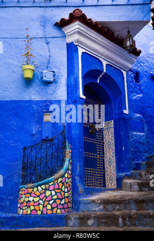 Marokko, Fes, blaue Stadt, Medina, bunten Fliesen- tor der blau lackierten Haus Stockfoto