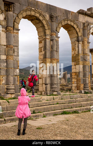 Marokko, Meknes, Volubilis Roman Site, Besucher mit souvenir Fotos in der Basilika Stockfoto