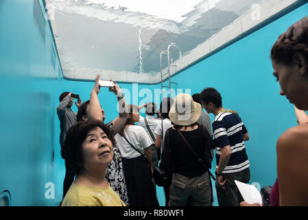 Das Schwimmbad, von dem Künstler Leandro Erlich, permanent im 21. Jahrhundert Museum für Zeitgenössische Kunst, Kanazawa, Japan ausgestellt Stockfoto