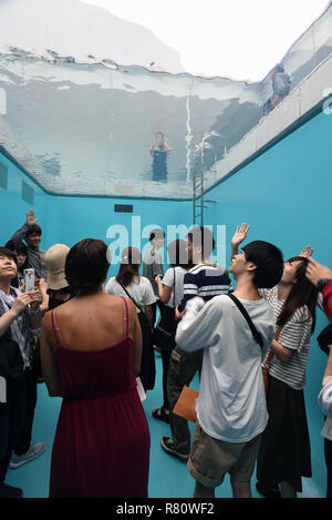 Das Schwimmbad, von dem Künstler Leandro Erlich, permanent im 21. Jahrhundert Museum für Zeitgenössische Kunst, Kanazawa, Japan ausgestellt Stockfoto