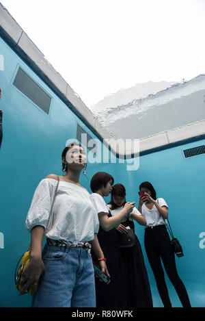 Das Schwimmbad, von dem Künstler Leandro Erlich, permanent im 21. Jahrhundert Museum für Zeitgenössische Kunst, Kanazawa, Japan ausgestellt Stockfoto