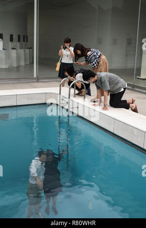 Das Schwimmbad, von dem Künstler Leandro Erlich, permanent im 21. Jahrhundert Museum für Zeitgenössische Kunst, Kanazawa, Japan ausgestellt Stockfoto