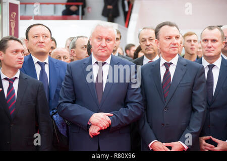 Belarus ist die Stadt Gomel am 25. Oktober 2018. Ausstellung für Produkte der nationalen Wirtschaft. Ältere Männer in Anzügen. Politiker. Häuptlinge Stockfoto