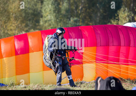 Belarus Stadt Gomel Oktober 7, 2018. Auftritte auf Paragleiten Gleitschirm Fallschirmjäger vorbereiten zu fliegen Stockfoto