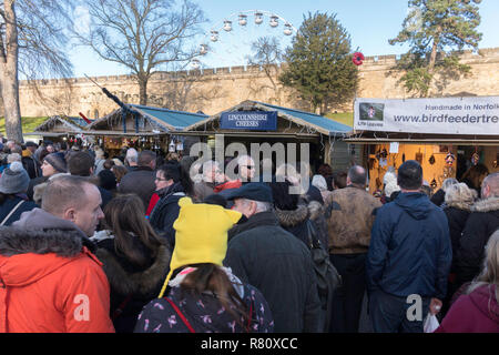 Masse der Leute innerhalb von LIncoln Lincoln am Weihnachtsmarkt, Lincolnshire, England, Großbritannien Stockfoto