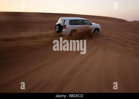 SUVs fahren in den Dünen auf einer Wüstensafari in Dubai, VAE. Stockfoto