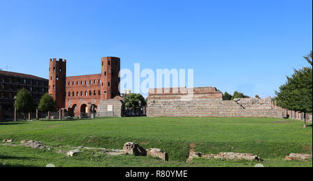 Alte Stadtmauer von roten Steinen von Turin genannt Porta Palatina Stockfoto