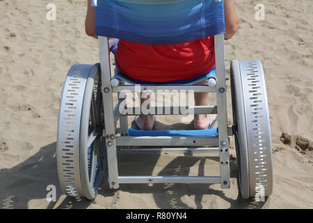 Für behinderte Erwachsene Menschen auf eine spezielle Rollstuhl für den Strand Stockfoto