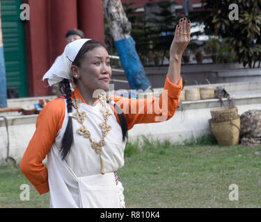 Kolkata, Indien. 11 Dez, 2018. Lepcha Frauen durchführen Lepcha traditionellen Tanz Lepcha ins Neue Jahr in Jorasanko Tahkur Bari die angestammte Heimat Rabindranath Tagore zu feiern. Credit: Saikat Paul/Pacific Press/Alamy leben Nachrichten Stockfoto