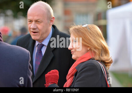 Damian Green MP (Con: Ashford) mit Suzanne Evans (ehemaliger stellvertretender Vorsitzender der UKIP) auf College Green, Westminster, Dezember 2018 Stockfoto