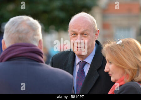 Damian Green MP (Con: Ashford) mit Suzanne Evans (ehemaliger stellvertretender Vorsitzender der UKIP) auf College Green, Westminster, Dezember 2018 Stockfoto