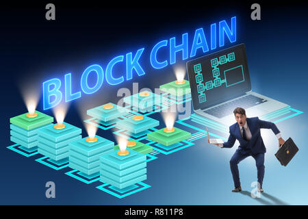 Verwirrt Mitarbeiter über blockchain Konzept Stockfoto