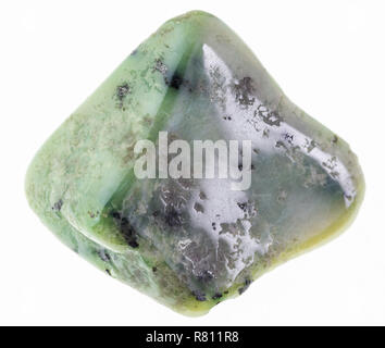 Makrofotografie von natürlichen Mineral aus geologische Sammlung - trommelsteine Granat Grossular grün Edelstein auf weißem Hintergrund Stockfoto