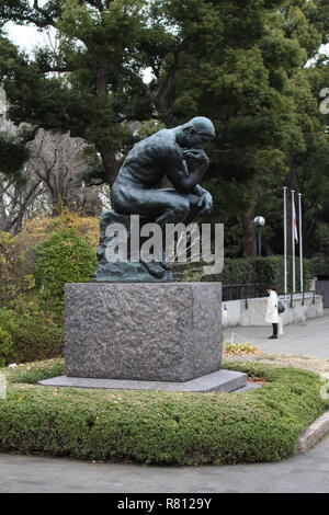 Das Rodin Skulptur "Der Denker" im Garten von Tokyo's Le Corbusier entworfenen Nationalmuseum der westlichen Kunst Stockfoto