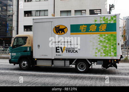 Ein Yamato Transport Company (kuroneko) Mitsubishi Fuso Truck & Bus Corporation EV-Lkw im Verkehr in einer Straße in Kayabacho. Stockfoto