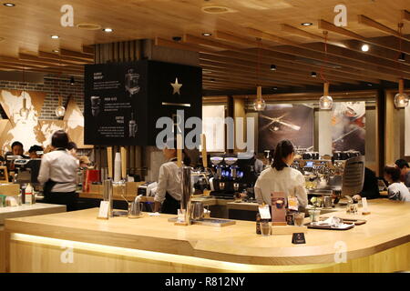 Der Zähler zu einem Starbucks finden Kaffee Bar in der hibiya Tokyo Midtown. Stockfoto