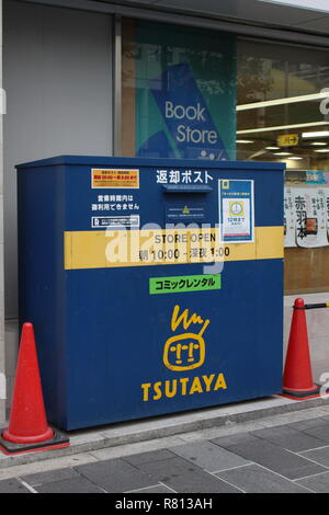 Eine große Box, in der Sie Artikel außerhalb der Geschäftszeiten außerhalb eines Videoladens von Tsutaya in Akabane, Tokio, zurückgeben können. Stockfoto