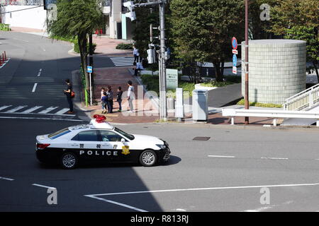 Ein Polizeiauto in Tokyos Shimbashi Bereich an einem sonnigen Tag. Stockfoto