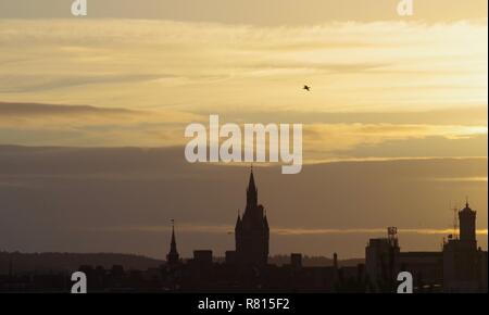 Der Glockenturm der Union Street, Aberdeen Mautstelle und Sheriff Court Silhouette bei Sonnenuntergang. Viktorianische Gotik, Schottland, Großbritannien. Stockfoto