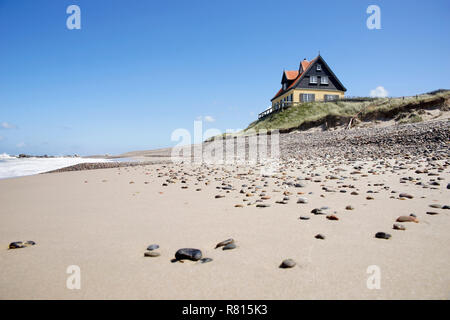 Alt Skagen, Haus am Meer in der Dünenlandschaft, Kiesstrand von Gammel Skagen, Højen, Frederikshavn Kommune, Nordjylland Stockfoto