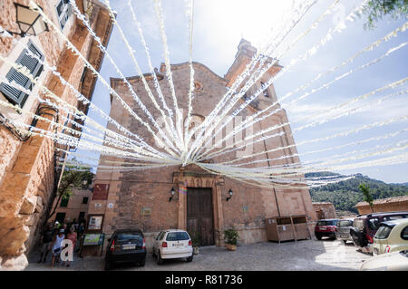 Mallorca, Balearen, Spanien - 21. Juli 2013: Pfarrkirche St. Bartholomäus in Valldemossa Stockfoto