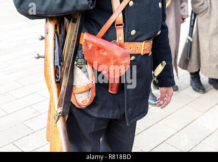 Vintage Leder Holster und andere Munition auf den Riemen. Retro Uniform der russischen Marine während des Russischen Bürgerkriegs 1918 Stockfoto