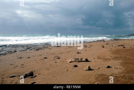 Landschaft mit stürmischen Meer Wellen über den leeren wilden Strand gegen den bewölkten Himmel an bewölkten Tag brechen Stockfoto