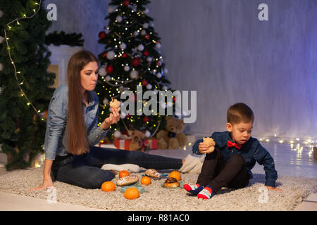 Mama und Junge öffnen Weihnachtsgeschenke Weihnachten Neujahr Stockfoto