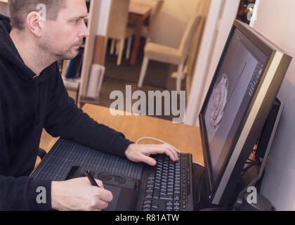 Schräge Profil Ansicht von schweren suchen Mitte nach 40 s kaukasischen Selbständigen Mann konzentriert bei der Arbeit am Computer im Home Office Stockfoto